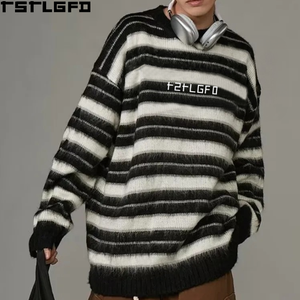 Pull en tricot rayé style américain vintage marron crème, col rond oversize, manches longues décontractées, streetwear, vente en gros - Product Image 3