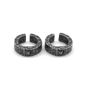 Pendientes de aro yunnique de acero de titanio, clip para media oreja, diseño geométrico texturizado retro punk para orejas sin perforar - Product Image 2