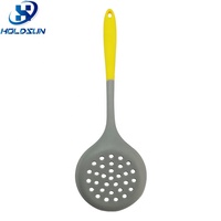 Écumoire de cuisine en silicone antiadhésive monobloc résistante à la chaleur, couleur personnalisée, avec long manche, pour usage domestique en cuisine