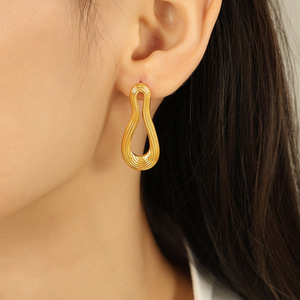 ต่างหูทรงเรขาคณิตสีทองสแตนเลสดีไซน์พื้นผิวสำหรับผู้หญิง EH89 - Product Image 4