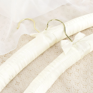 Cintre rembourré en satin blanc avec crochets dorés Cintre de vêtements de placard luxueux confortable pour chemise de <span class=keywords><strong>pull</strong></span> de <span class=keywords><strong>robe</strong></span> de mariée - Product Image 5