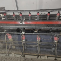 Machine de peinture pour pièces automobiles avec réservoirs de trempage automatiques