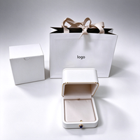 Coffret Cadeau de Bijoux en Faux Daim Carré avec Boîtes pour Bagues, Bracelets, Pendentifs et Colliers, Sac, Carte et Certificat Inclus