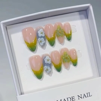 Faux ongles à presser faits main de style français, frais et clairs, multicolores, avec motifs floraux gravés effet givré, perles dorées et étamines florales