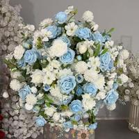 Centre de table élégant en fleurs artificielles bleu poudré et blanc, arrangement floral en soie de roses et d'hortensias pour table de mariage, support doré pour événement