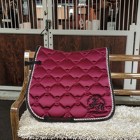 Accessoires Équestres en Gros : Tapis de Selle d'Anglaise Personnalisés pour Dressage et Saut d'Obstacles – Fournisseur Équestre Spécialisé