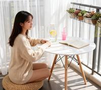 Table basse en bois blanc légère et pratique avec grand plateau et plusieurs options de taille pour le mobilier de salon