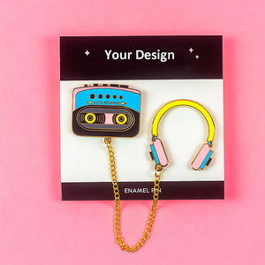 Nuevos pines <span class=keywords><strong>de</strong></span> solapa <span class=keywords><strong>de</strong></span> dibujos animados al por mayor, auriculares <span class=keywords><strong>de</strong></span> <span class=keywords><strong>radio</strong></span>, regalo <span class=keywords><strong>de</strong></span> recuerdo <span class=keywords><strong>de</strong></span> metal artesanal, pin <span class=keywords><strong>de</strong></span> esmalte duro, pines <span class=keywords><strong>de</strong></span> metal personalizados con cadena - Product Image 1