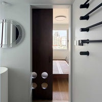 Porte fantôme avec design à trous ronds, motif imitation bois ; style minimaliste, idéale pour une utilisation dans la salle de bain.