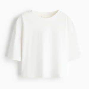 T-shirt court pour femme au look décontracté et vibrant, conçu pour un port confortable, avec une forme fraîche et une présence élégante et tendance. - Product Image 1