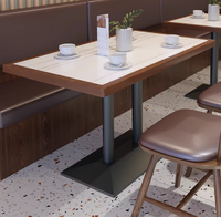Ensemble de table et de chaises de salle à manger en bois massif de style rétro vintage pour restaurant, café, salon de thé