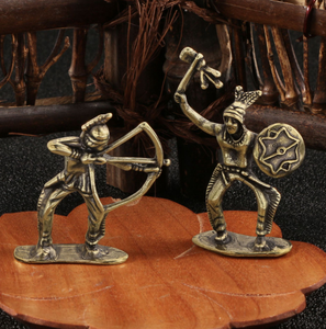 Pieza decorativa de latón: Guerrero de varilla larga con pistolas dobles Adorno de escritorio coleccionable de artesanía de metal de vaquero - Product Image 3