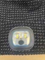 Berretto da corsa invernale personalizzato in maglia notturna in acrilico con teschio riflettente con Logo accogliente con archi a LED per uso da spiaggia