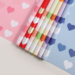 Papel de regalo de ramo impermeable recubierto de PE sintético floristería de amor colorido del Día de San Valentín - Product Image 1
