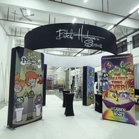 Stand d'exposition portable pour salon professionnel Island 20x20 avec panneau suspendu rond rétroéclairé par LED et tours d'affichage