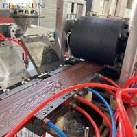 Ligne de production de profilés PE, ligne d'extrusion de terrasses en WPC, ligne de production de profilés/panneaux muraux/clôtures en bois plastique pour usage extérieur