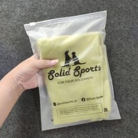 Sacs refermables à fermeture éclair mat givré en plastique pour t-shirt personnalisé avec propre logo bas quantité minimale de commande pour l'emballage de vêtements et de chaussures
