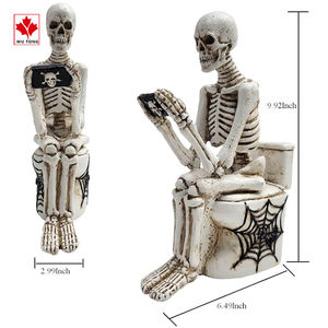 Estatua de <span class=keywords><strong>esqueleto</strong></span> de resina sentada en el inodoro jugando con el teléfono móvil para la decoración del hogar - Product Image 2