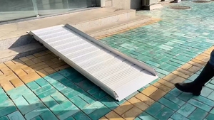 Rampa de silla de ruedas plegable de aluminio portátil 55*75cm diseño antideslizante <span class=keywords><strong>para</strong></span> personas discapacitadas escaleras de <span class=keywords><strong>rampas</strong></span> plegables - Product Image 6