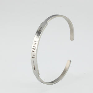 Dropshipping Bracelet en acier inoxydable plaqué or 18 ct avec gravure en forme de C Bijoux personnalisés avec gravure - Product Image 4