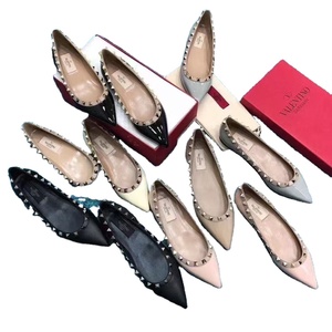 Ballerines classiques vernies à bout pointu avec clous finition platine, confortables et souples, pour femme, idéales pour les rendez-vous - Product Image 1