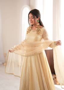 ชุดอานาร์กาลีผ้าทิชชูสีทองแชมเปญสุดหรู พร้อมงานปักที่คอเสื้ออย่างสง่างาม เหมาะสำหรับงานแต่งงานแบบอินเดีย ชุดเดรสทรงบานสำหรับงานปาร์ตี้ ชุดเดรสสไตล์ปากีสถาน - Product Image 3