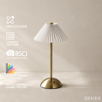 Lampe de table rechargeable avec abat-jour en tissu plissé, interrupteur tactile, batterie 1800 mAh, lumière LED chaude pour chambre à coucher, hôtel et maison