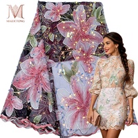 Nouveau tissu en dentelle de maille brodé de perles florales, de tubes et de paillettes scintillantes pour robe de mariée et de soirée