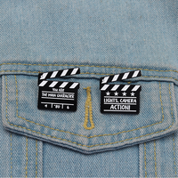 Spille in metallo all'ingrosso con lettere, spille smaltate personalizzate per cinema e televisione, badge divertenti in nichel nero, regalo promozionale