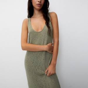 ชุดเดรสลำลองผู้หญิงแบบสั่งตัดจากโรงงาน แขนกุด คอวี ดีไซน์หรูหรา ผ้าถักลายเรียบ เอวธรรมชาติ ทรงตรง เหมาะสำหรับฤดูร้อน - Product Image 3