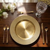Assiette de présentation ronde en plastique rouge de 13 pouces avec bordure perlée et gaufrée, décorative, pour la mise en table de mariages, banquets et fêtes