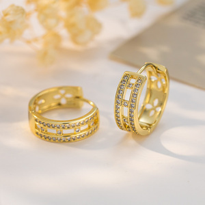 Boucles d'oreilles créoles géométriques en or 18 carats micro-incrustées de diamants, bijoux de mode pour femmes pour les soirées - Product Image 1