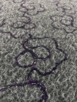Tela de Poliéster 100% con Bordado de Camelia en Contorno Morado sobre Base Verde, Textil Bordado Floral para Prendas y Abrigos de Niñas