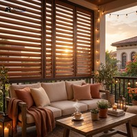 Fenêtre à persiennes en aluminium effet bois moderne, volet en chêne réaliste pour la protection solaire et l'intimité des villas