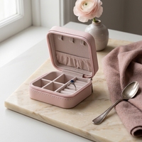 Boîte de rangement pour bijoux de voyage Zebopak rose avec emplacements pour bagues et intérieur en velours
