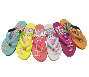 Zapatillas de playa personalizadas para mujer, chanclas profesionales con suela en relieve y correas de dos colores, venta al por mayor - Product Image 1