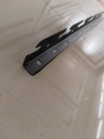 Grille de plafond noire C85 à clipser pour une installation rapide et sécurisée des panneaux linéaires en aluminium