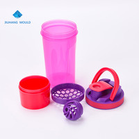 Bouteille d'eau en plastique OEM de 700ml pour shaker de sport de gymnastique gobelets de shaker de protéines avec compartiments et boule mélangeur