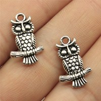 Pendentif Chouette sur Branche 19x12mm en Alliage Argent Vieilli à 1 Boucle pour Collier Thème Forêt