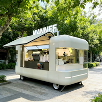 Remorque alimentaire personnalisable et résistante à la rouille avec stockage de mini-fûts pour la mixologie de cocktails, la vente de snacks et de chips, et un service de boissons compact