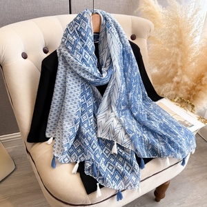 Nouvel arrivage transfrontalier : Écharpe chaude pour femme en tissu sergé de coton, lin et polyester, imprimée vintage et colorée avec pompons - Product Image 1