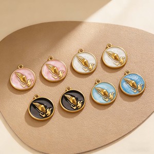 Collier Pendentif Mains en Prière en Acier Inoxydable Plaqué Or 18K PVD avec Pièces de Monnaie, Vente Chaude, Cadeau Idéal - Product Image 3