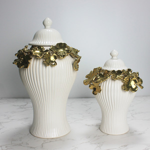 Vase à fleurs moderne de luxe au design spécial, vase en céramique blanc et doré de style européen, pots à gingembre pour la décoration d'hôtels et de mariages - Product Image 3