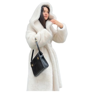 Manteau long à capuche en fausse fourrure pour femme avec ceinture, Trench-coat d'hiver moelleux en fourrure de renard, Manteau chaud et luxueux en gros - Product Image 4