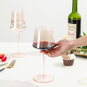 Bicchiere da Vino Creativo Verde Classico in Stile Minimalista Giapponese con Stelo, Motivo Fiori di Ciliegio Phnom Penh, Rosso per Vino - Product Image 2