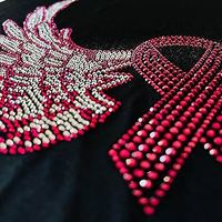 Applique de cancer du sein de transfert de strass à motif d'aile de ruban rose thermocollant pour sacs et vêtements en verre