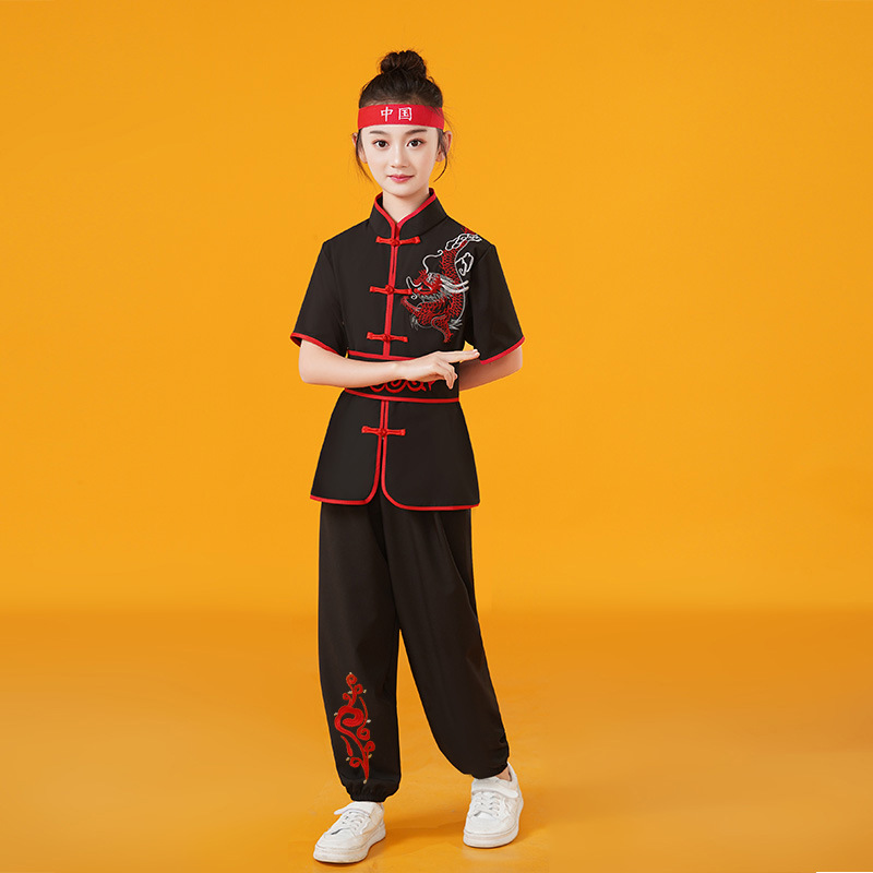 Maglia nera a maniche corte con spalline e cintura in vita