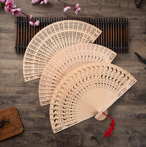 Abanicos plegables tallados tradicionales chinos fragancia abanico de mano de madera Favor de fiesta de boda - Product Image 4