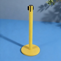 Poteau de signalisation jaune durable en fer thermolaqué avec sangle rétractable de 2000 mm et diamètre de poteau de 63 mm
