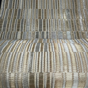 Matériaux de revêtement mural d'intérieur architecturaux de luxe utilisant une texture métallique tissée pour des environnements de conception sur mesure - Product Image 1